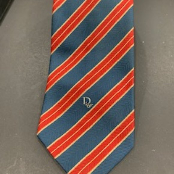 Meet your Posher, Alisha! The Art of Luxe. - Picture 6 of 7